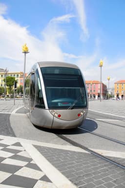 Tramway traversant la place Masséna à Nice