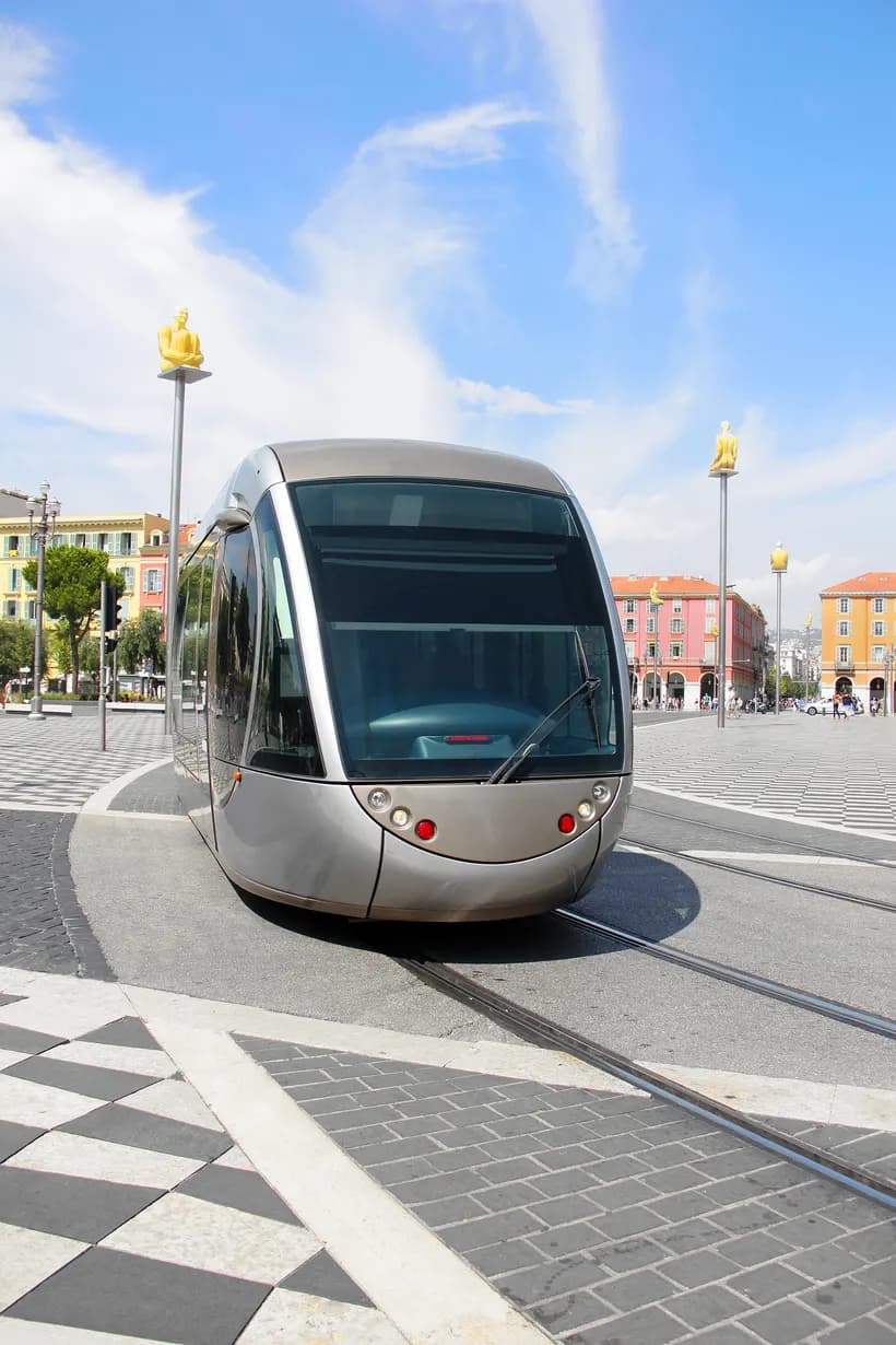 Tramway traversant la place Masséna à Nice